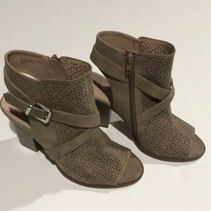 RESTRICTED Open Toe Shoes